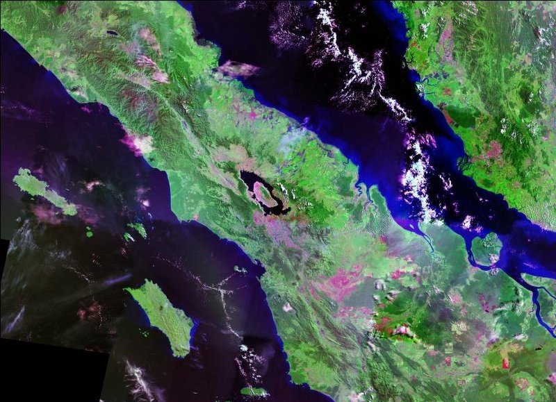 Jezioro Toba na Sumatrze wypełniające kalderę superwulkanu Toba / źródło: NASA, Wikimedia Commons, domena publiczna
